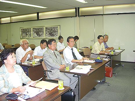 中電より説明を聞く調査団